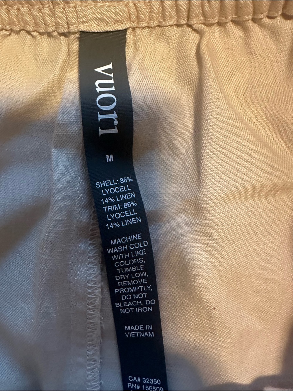 Vuori Trestless Twill Shorts W/Pockets Size Medium Color Sand Dollar NWT 3.5” In - Picture 7 of 8
